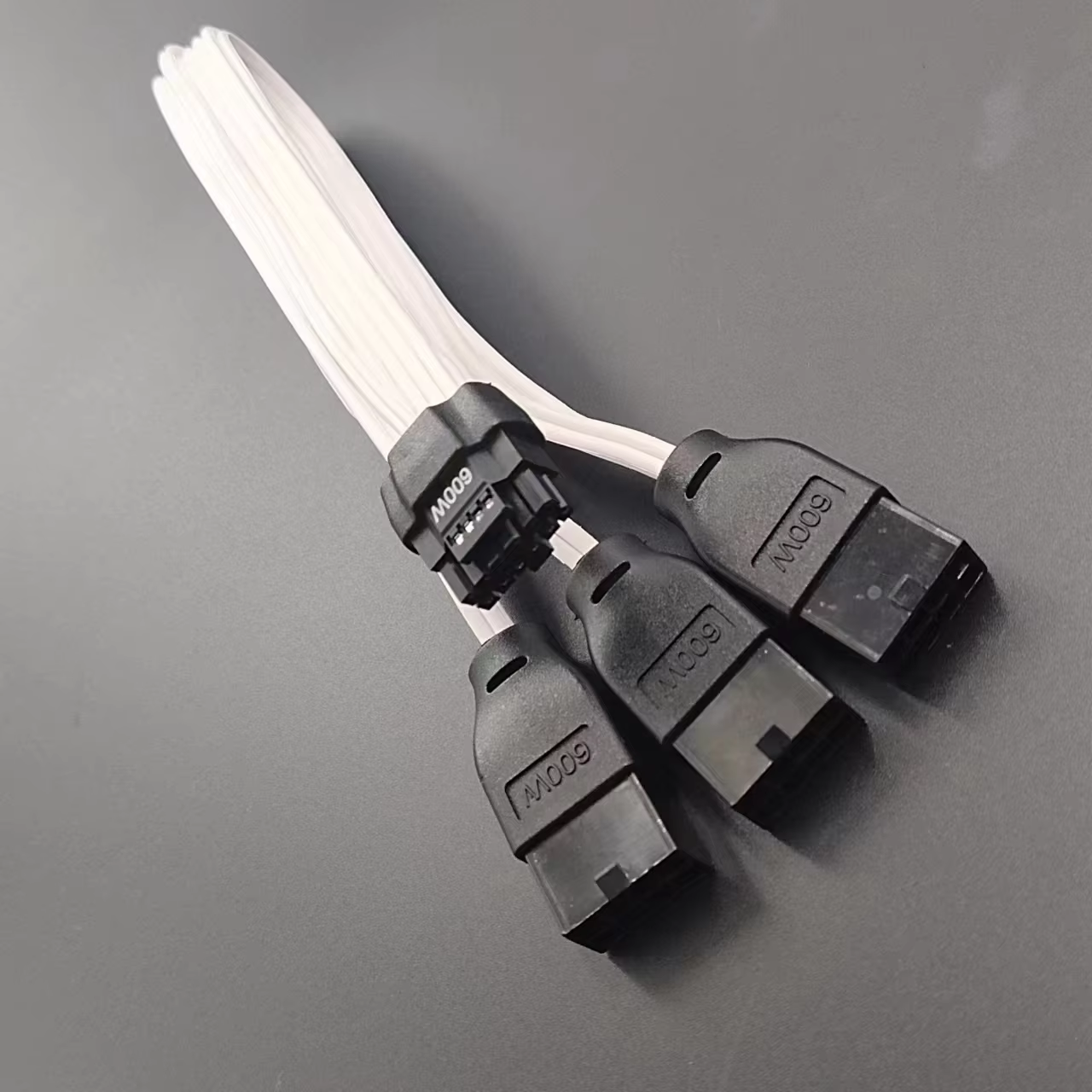 PCIe 5.0 12VHPWR 16Pin（12+4）轉 3×8Pin（6+2）30cm 16AWG 顯示卡電源線