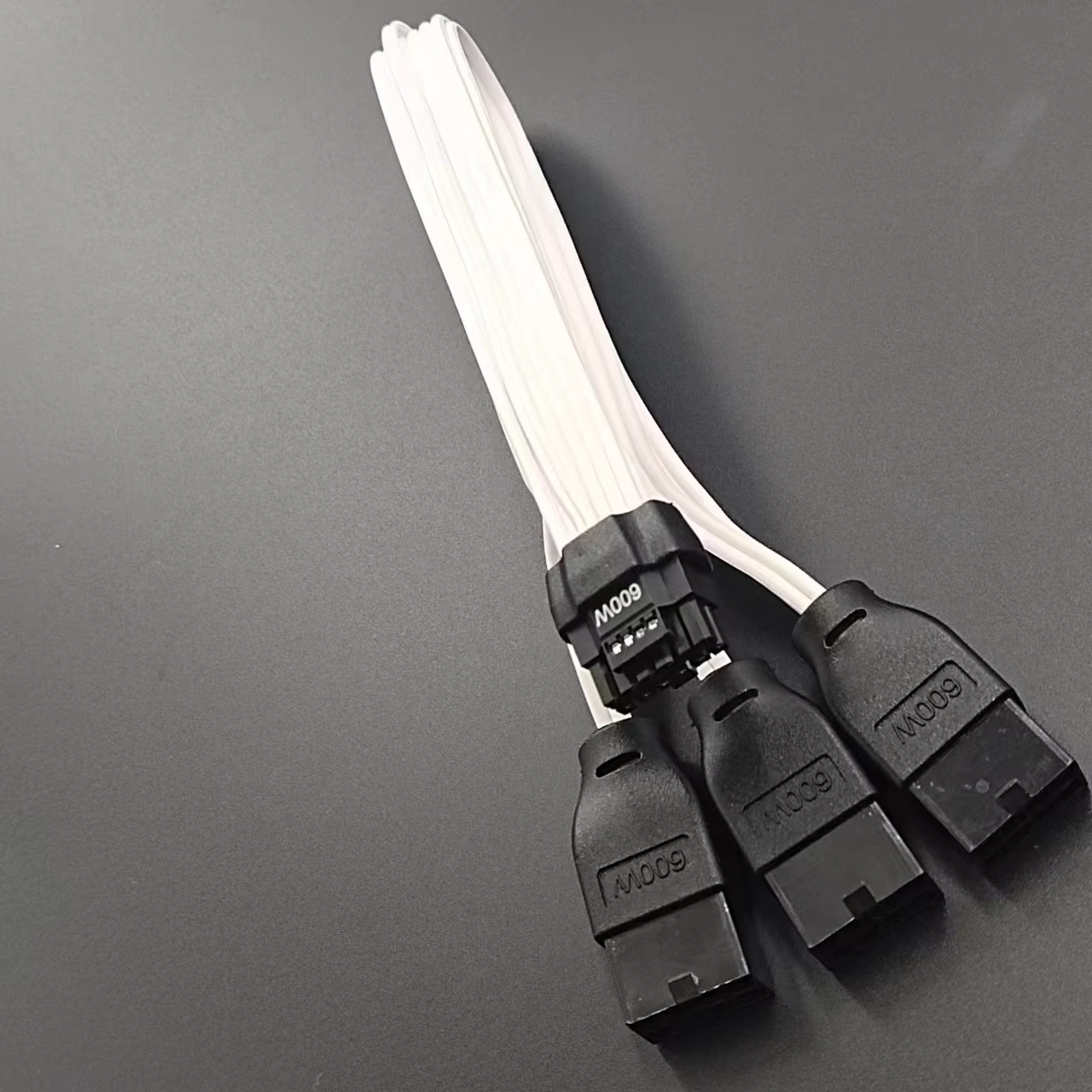 PCIe 5.0 12VHPWR 16Pin（12+4）轉 3×8Pin（6+2）30cm 16AWG 顯示卡電源線
